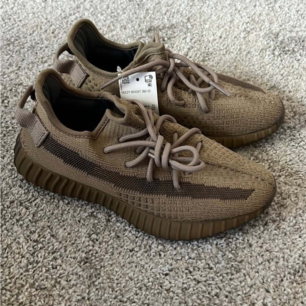 NWT Yeezy’s Earth 350 V2 Size 5. 🤎